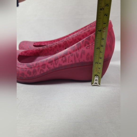 CROCS Carlisa Animal Pink Purple Graphic Mini Wedge Comfort Casual Womens size 9 - Picture 3 of 4